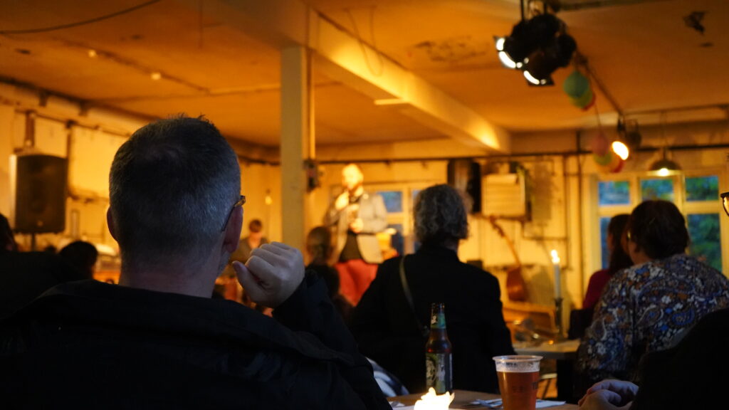 Fuck Hovednavnet var en interaktiv teaterkabaret/murder mystery der kombinerede scenekunst, slam poetry og live musik. Hele barens personale var del af spillet, fra kokken til bassisten og de gjorde aftenen uforglemmelig! Aftenen forløb sig som en hver anden, men med forud planlagte scenarier og performances fra barens karakterer. Publikum kunne altså have mulighed for at benytte sig af baren, snakke med sidemanden og vigtigst af alt, interagerer med karaktererne. Da aftenen var omme og alle havde haft mulighed for at skubbe skylden fra sig, var det op til publikum, at vælge hvem der skulle ordnes af Rockeren Helge.